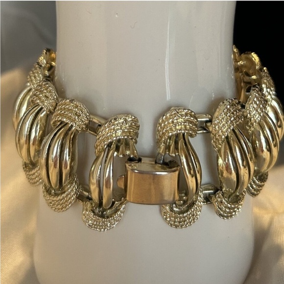 VINTAGE CORO GOLD PLATED SIGNED BRACELET - Picture 2 of 8